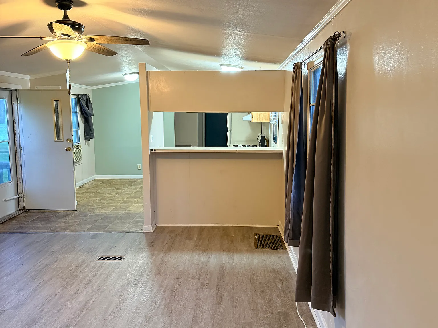 3 bed, 1050 sqft, $995 — Photo 2