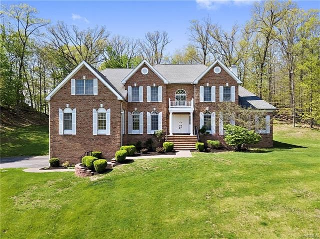 1st image of 11 Red Oak Ln