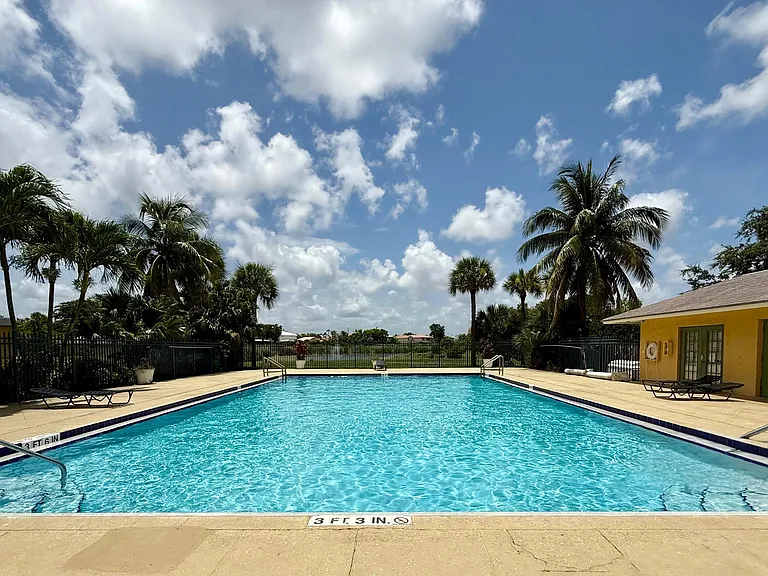 1722 Meadows Cir #W — Photo 13