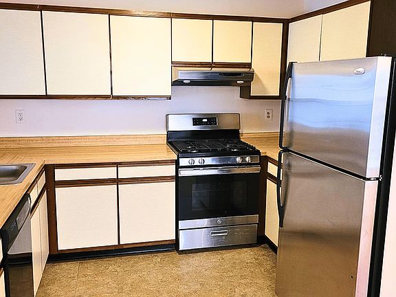 3rd image of 4951 Rosebay Pl #11