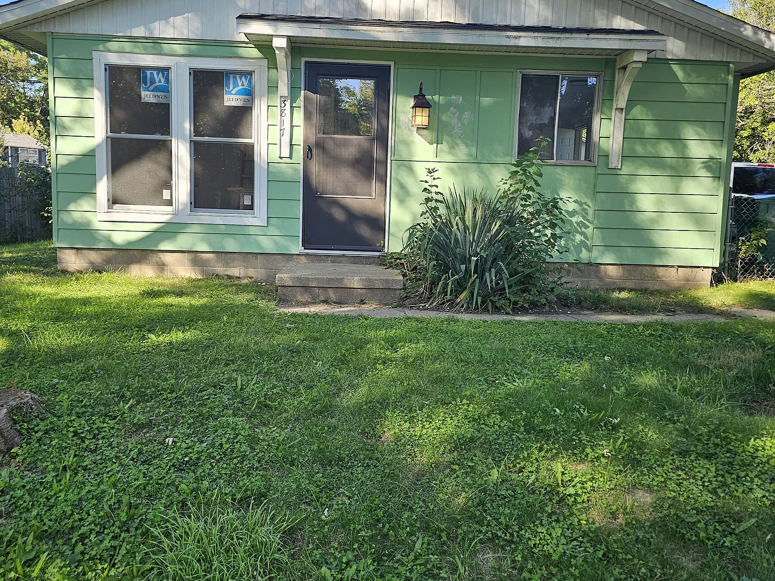 3 bed, 1.5 bath, 949 sqft, $1,200 — Photo 1