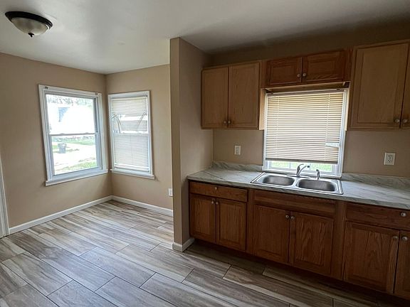 5th image of 8451 Rosemont Ave