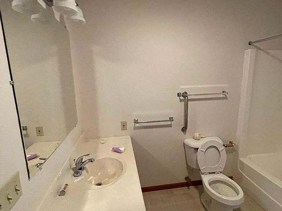 5th image of 302 S Washington Ave #A