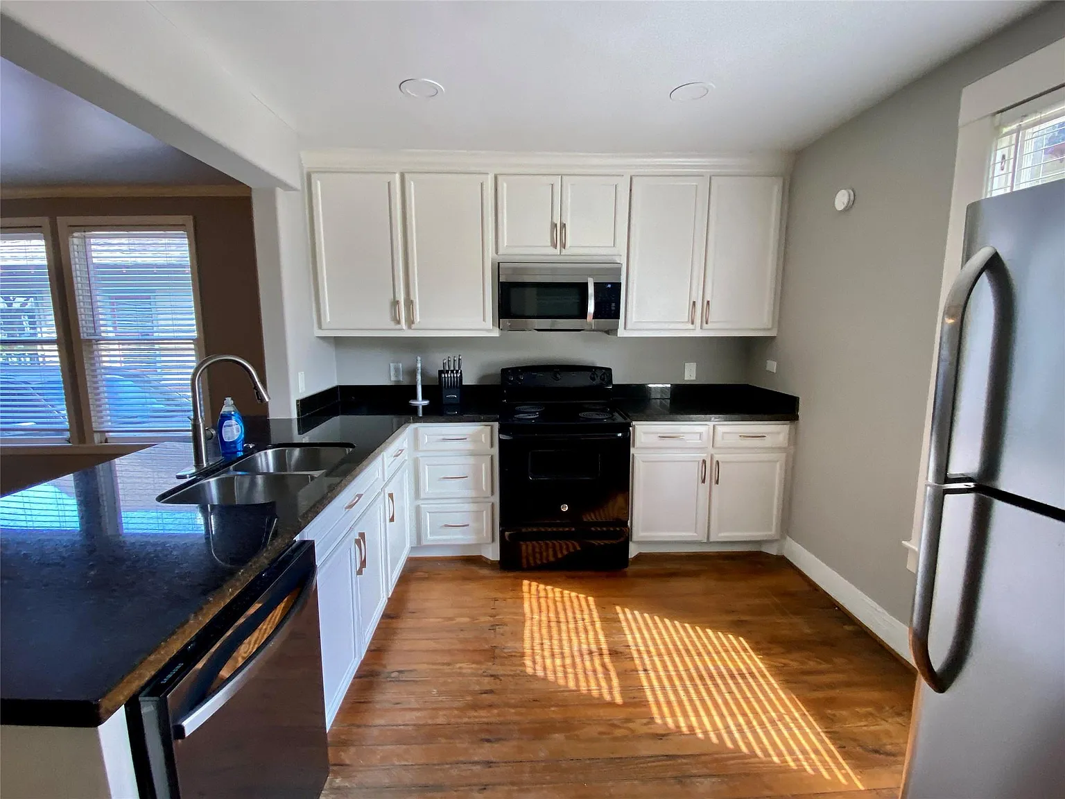 2 bed, 1.0 bath, 930 sqft, $2,150 — Photo 3