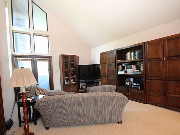 loft lv w/balcony & blt ins