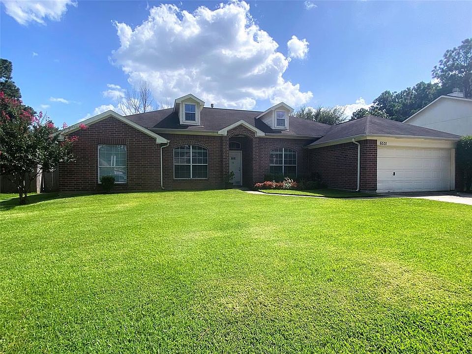 This spacious home in Woodland Oaks is located on a generous 1/4 acre lot.