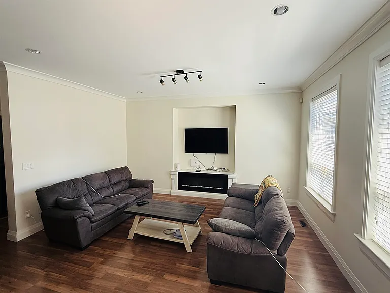 7111 194b St #MAIN FLOOR — Photo 3