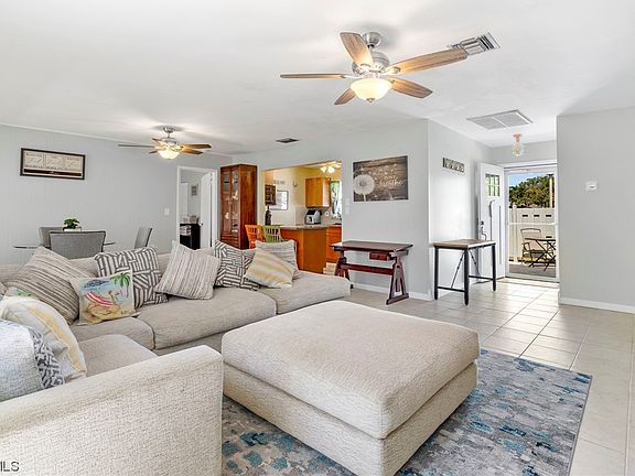 4th image of 4262 Island Cir #1