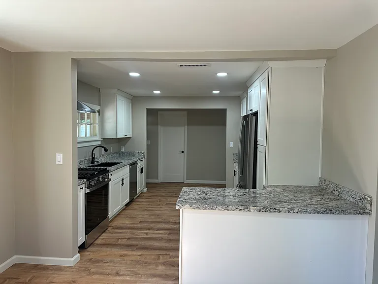 Comfort Ave — Photo 3