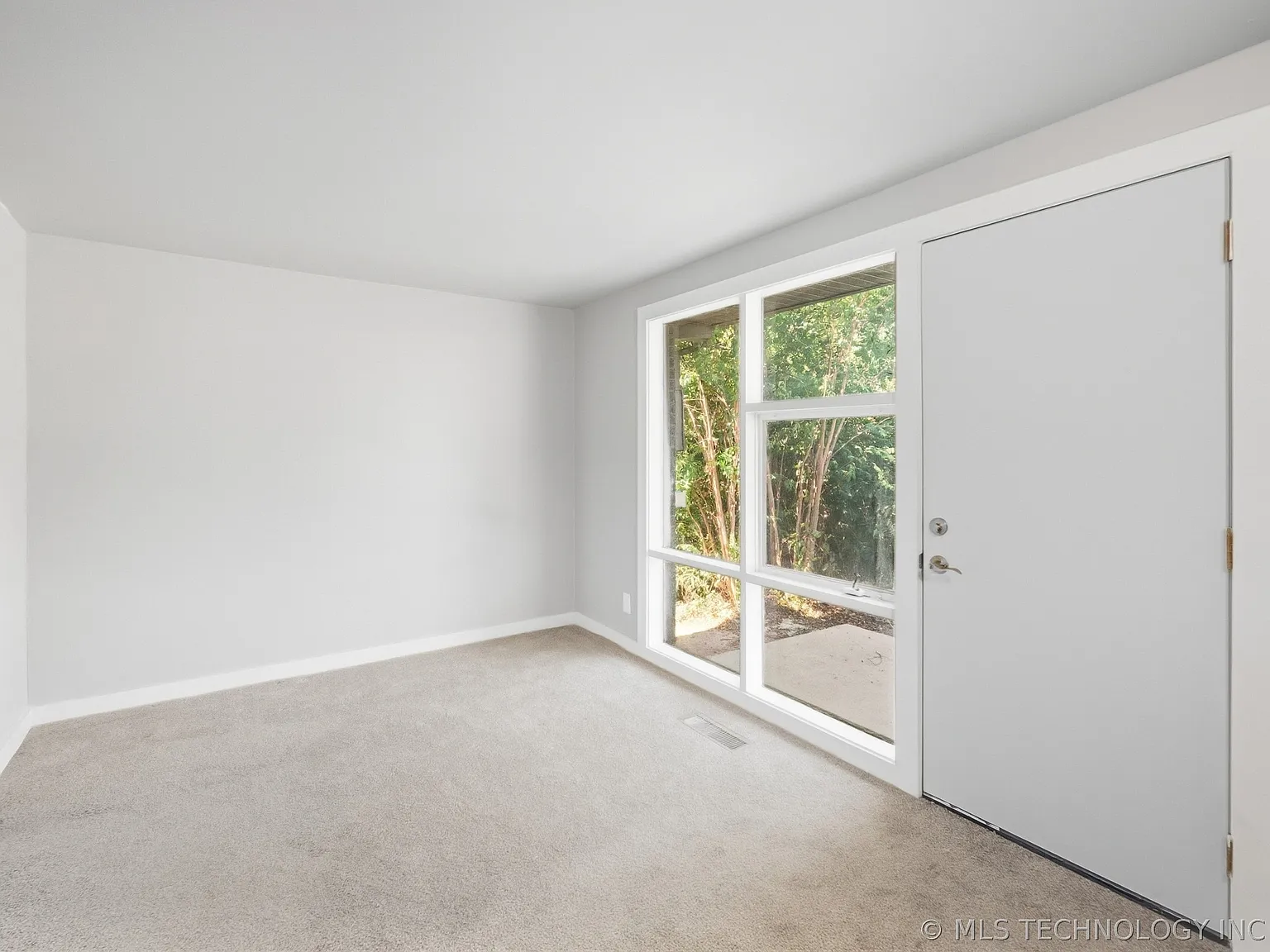 3 bed, 1.5 bath, 1430 sqft, $1,900 — Photo 3