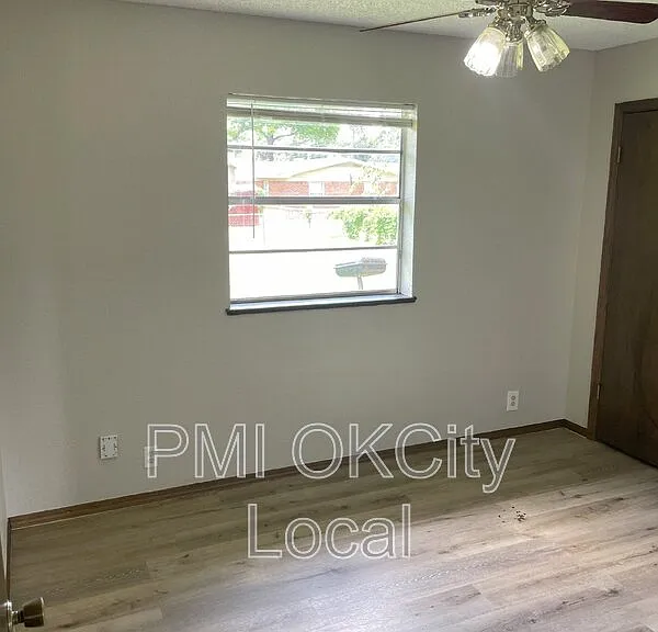 2325 N Redmond Ave — Photo 12