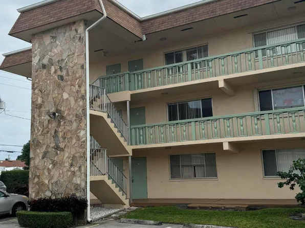 700 Village Green Ct, Palm Springs, FL