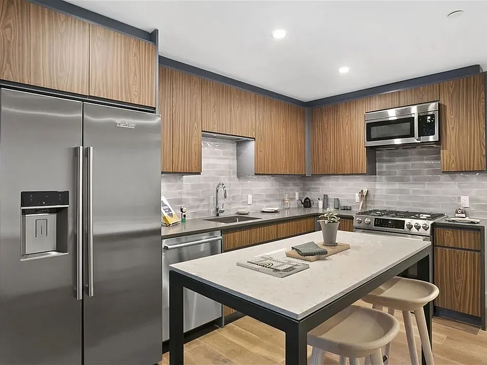 325 Lafayette Ave #2J