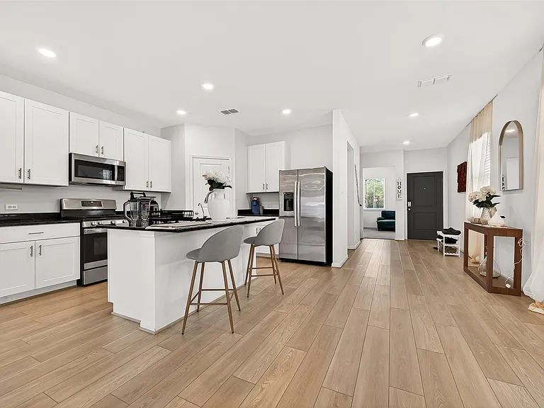 2711 Misty Meadow Ln — Photo 2