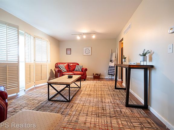 4th image of 804 S Oak Brook Ridge Dr #149