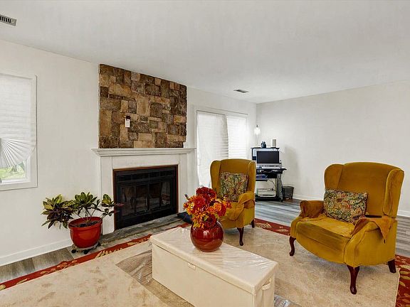5th image of 14 Copperwood Ct