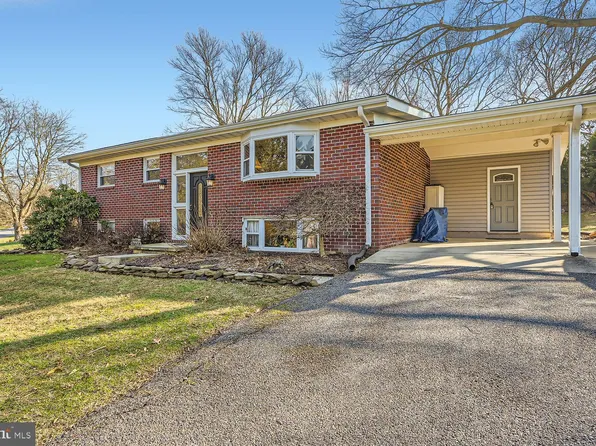 6221 Rolling View Dr, Sykesville, MD 21784