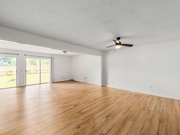 3rd image of 302 Antler Dr