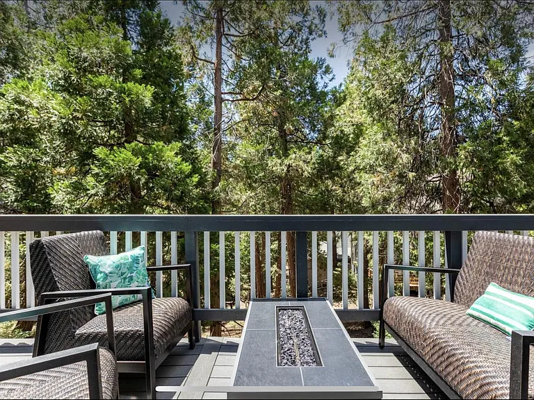 168 Sunset Dr — Photo 2