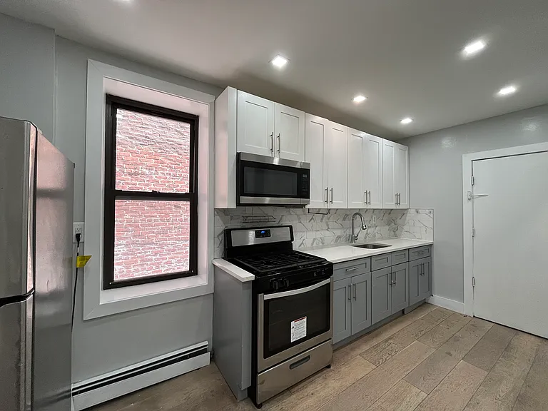 325 Avenue E — Photo 2