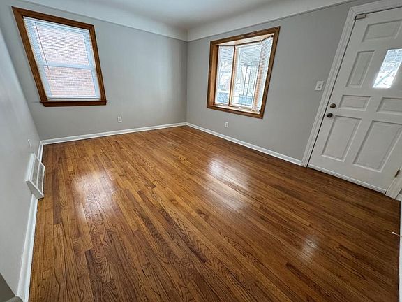 3rd image of 9724 Laurence Ave