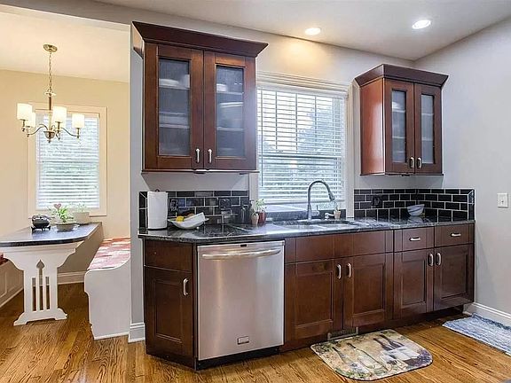 5th image of 3603 Davenport St #1