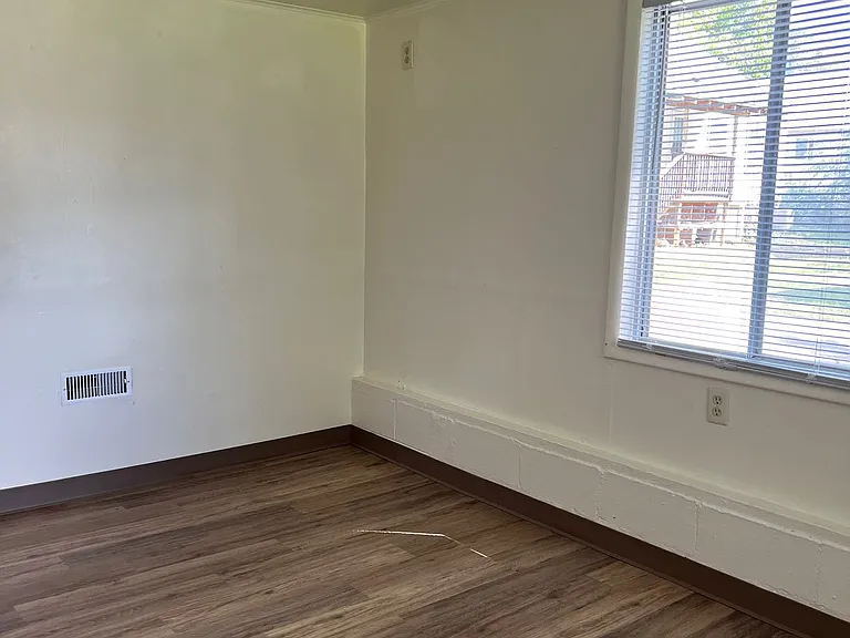 105 E Wilson St — Photo 2