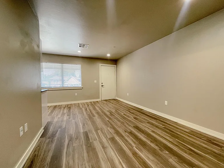 2000 N Blackwelder Ave — Photo 3