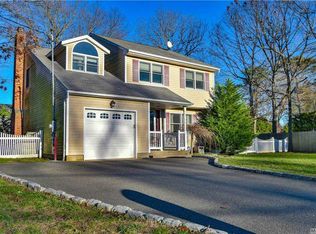 33 Memorial Blvd, East Moriches, NY 11940