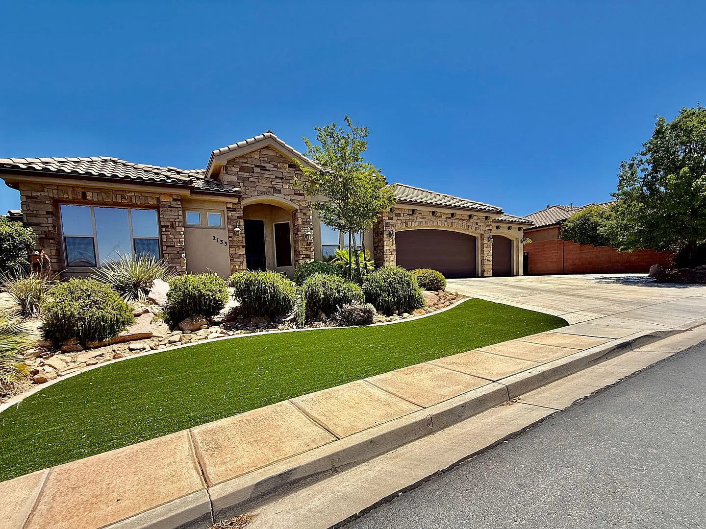Beautiful Five-Bedroom Home in Tonaquint Valley — Photo 2
