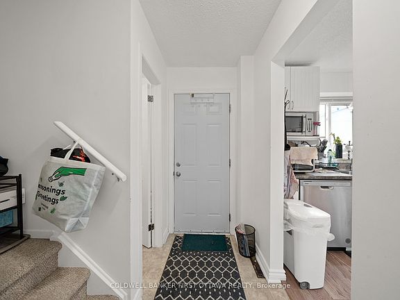 5th image of 158 Barrow Cres #19