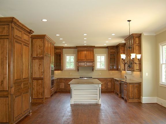 Large Kitchen with breakfast area and keeping room