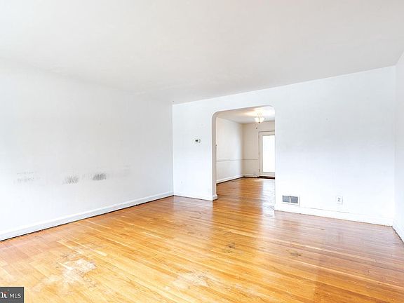 2nd image of 934 Radcliffe Rd