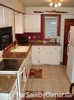 Kitchen : Large 9x18 kitchen with tons of storage.