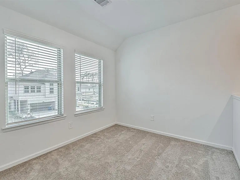 678 Royal Arch — Photo 20