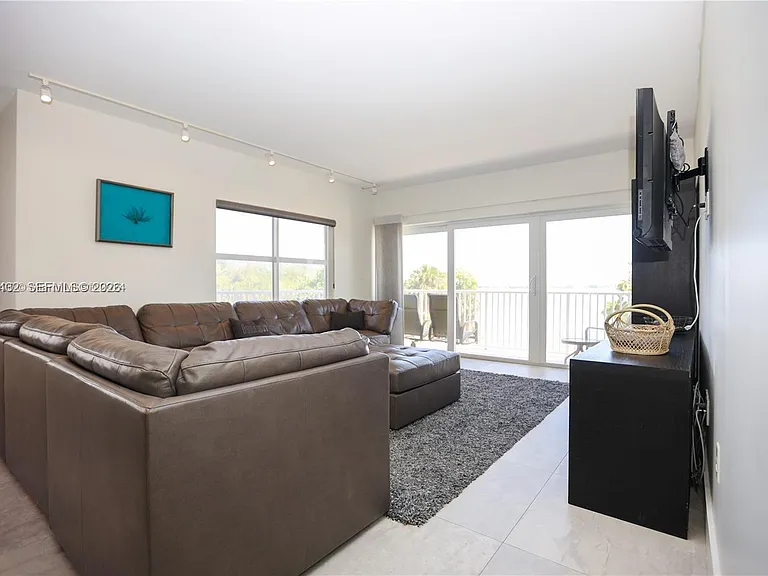 300 Bayview Dr #216 — Photo 3