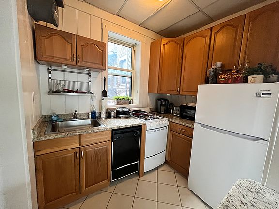 4th image of 22 Orkney Rd APT 35