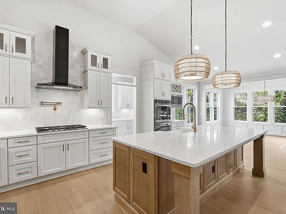 5th image of 15 Fisher Ln