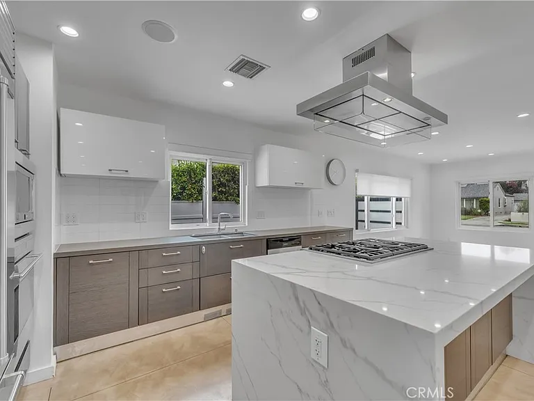 4925 Nagle Ave — Photo 9