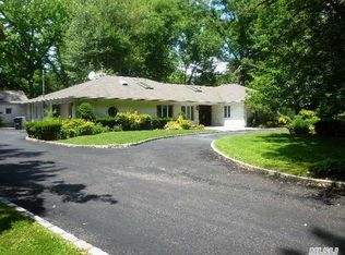 922 Middle Neck Rd, Great Neck, NY 11024