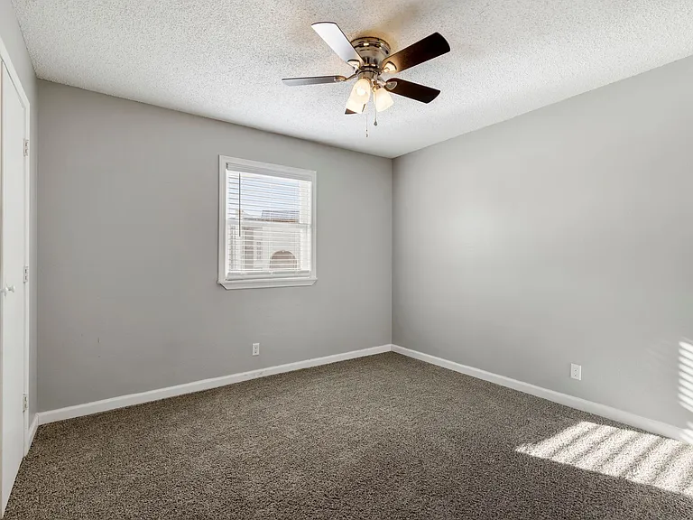 Crossroads Villa Apartments — Photo 25