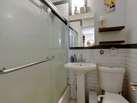5th image of 103 W 74th St APT 3