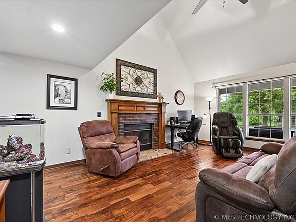 4th image of 2934 W Berwick