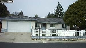 1st image of 4 Kingswood Dr