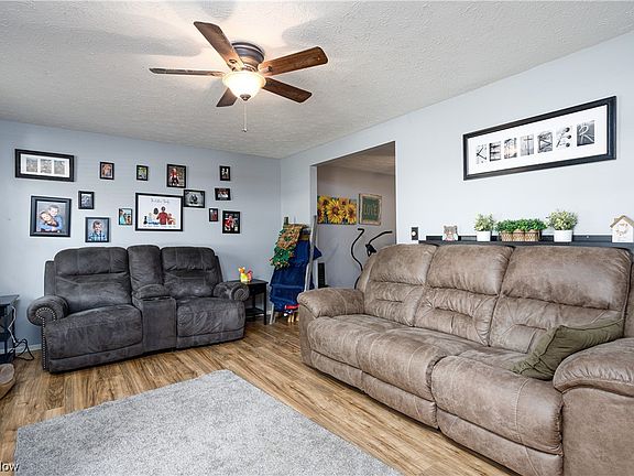 4th image of 922 Twin Oaks Cir