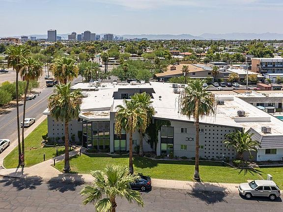 Great location on 3rd Avenue just north of Camelback Rd - easy walk to Newton Plaza for shopping and dining.