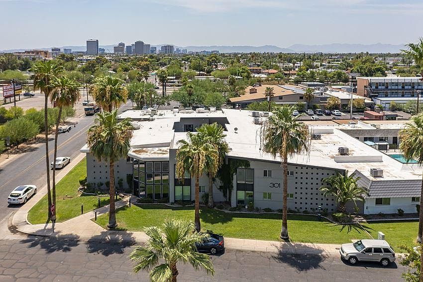 Great location on 3rd Avenue just north of Camelback Rd - easy walk to Newton Plaza for shopping and dining.