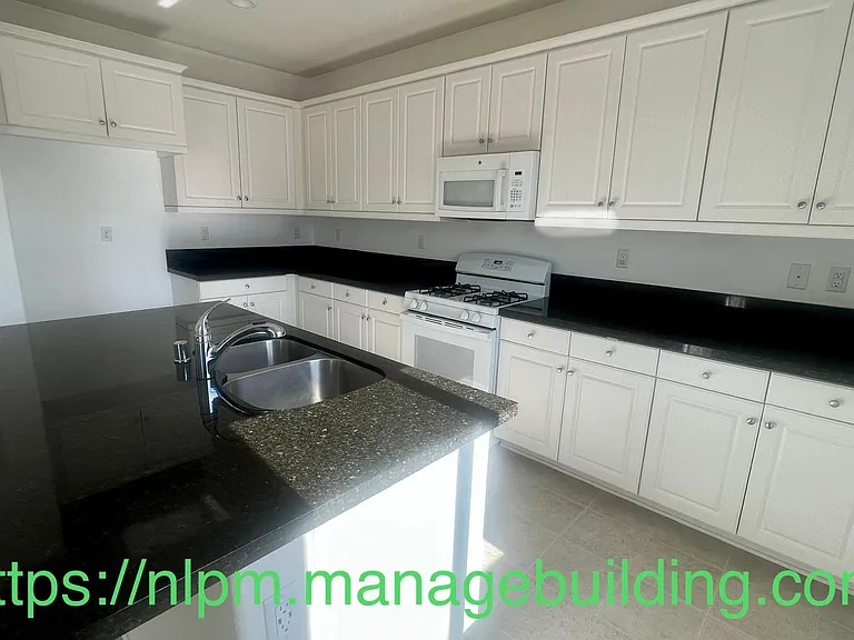 13328 Hyacinth Ct — Photo 3