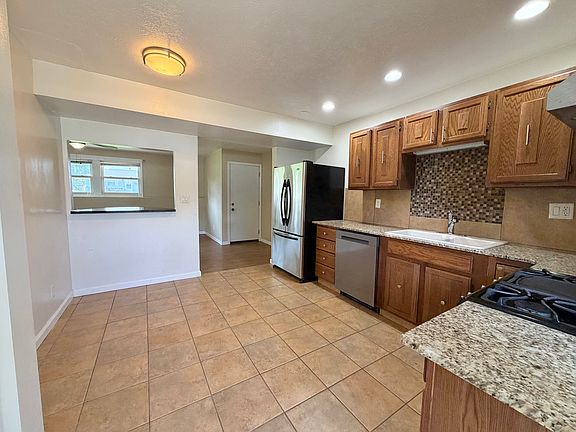 4th image of 801 Deerfield Rd APT 6