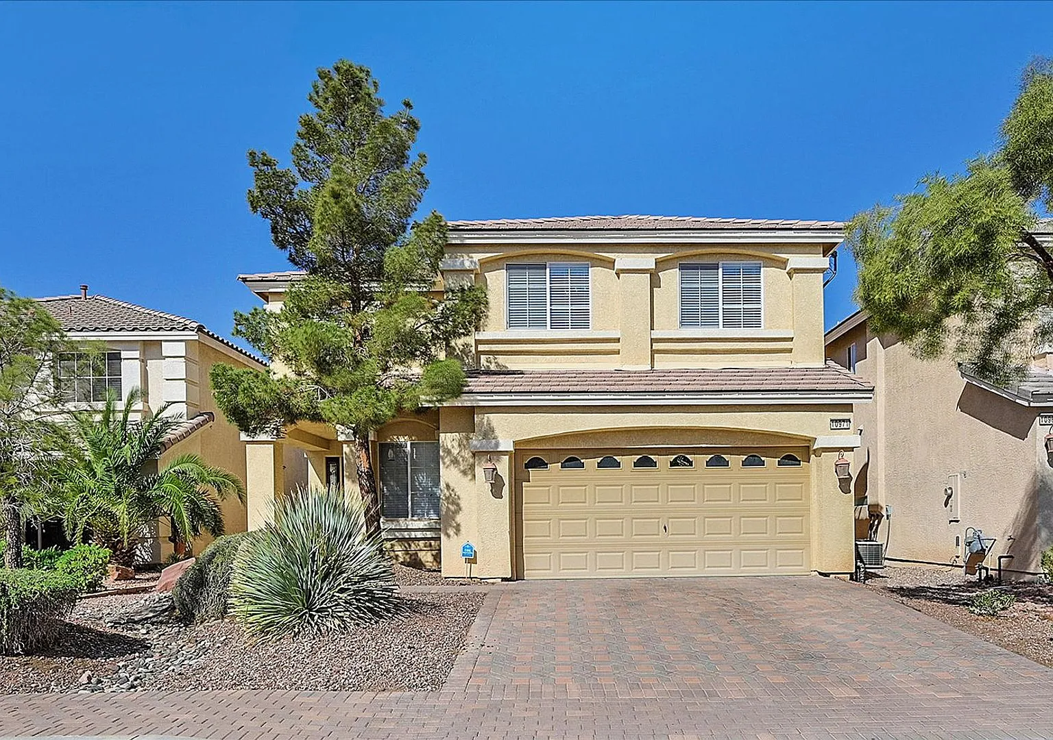 Great 2 story home with sparkling pool, located inside Guard Gated Southern Highlands! — Photo 1